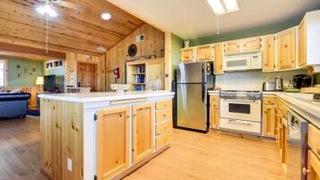 House (4 Bedrooms) | Private kitchen | High chair, paper towels