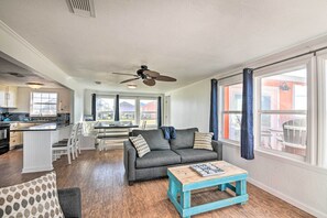 Interior - 'the Spicy Crab' Freeport Home w/ Beach-view Deck! (Freeport)