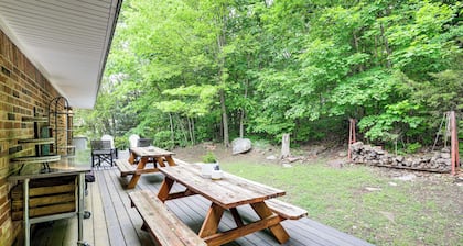 Beaver Lake Getaway w/ 2 Decks, Grill, & Views!