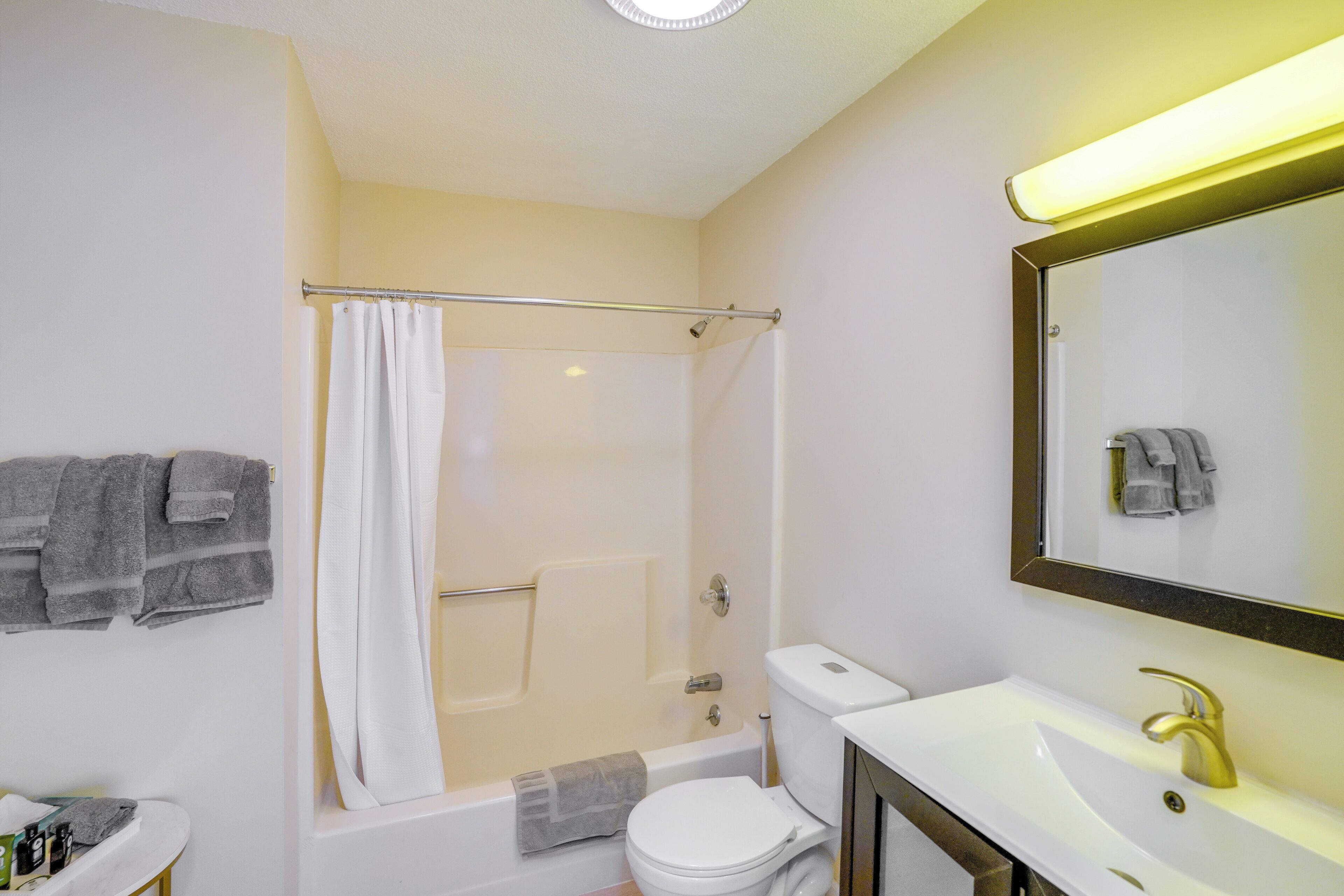 Une salle de bain avec une baignoire, des toilettes et un lavabo.