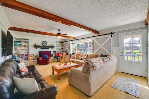 Walk to Lake Texoma: Family-friendly Retreat!