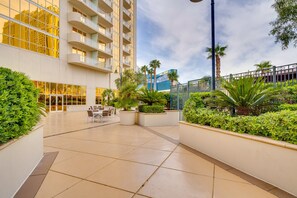 Outdoor dining - Las Vegas Condo w/ Balcony in MGM Signature! (Las Vegas)