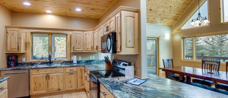 Mikrobølgeovn, ovn, kokeplater og oppvaskmaskin