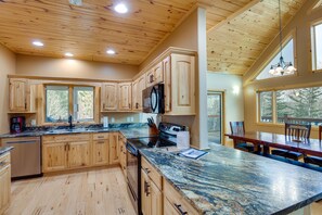 Microwave, oven, stovetop, dishwasher - Spacious Terry Peak Cabin < 1 Mi to Ski Lift (Lead)