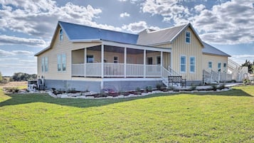 House (4 Bedrooms) | Exterior