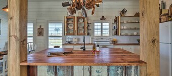 Hot Tub & Game Room! Family Schulenburg Retreat