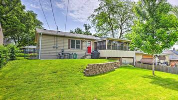 House (3 Bedrooms) | Exterior