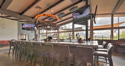 Flagstaff Townhome w/ View, Country Club Amenities