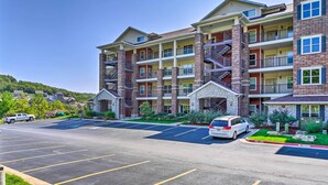 A multi-story apartment building with a parking lot in front. - Branson Condo w/ Table Rock Lake Views, Near Strip (Branson)