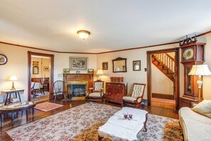 House (5 Bedrooms) | Interior