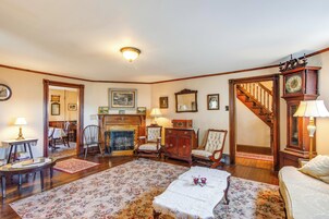 House (5 Bedrooms) | Interior