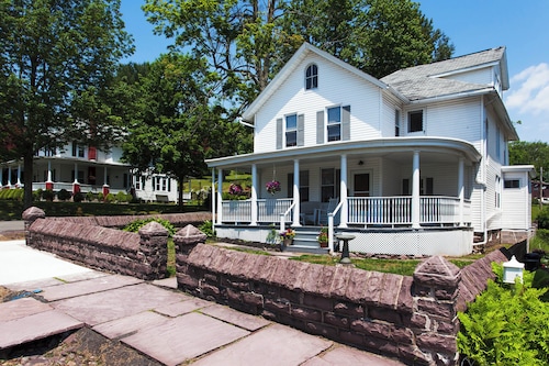 Fall Foliage Getaway: Pocono Home by Lehigh Gorge