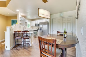 Apartment (2 Bedrooms) | Interior - 14 Mi to Dtwn: Phoenix Condo w/ Balcony & Spa! (Phoenix)