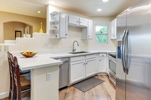 Apartment (2 Bedrooms) | Interior - 14 Mi to Dtwn: Phoenix Condo w/ Balcony & Spa! (Phoenix)