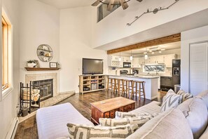 Apartment (4 Bedrooms) | Interior - Silverthorne Escape w/ Hot Tub & Mtn Views! (Silverthorne)
