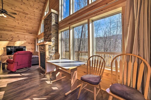 Cabin w/ Mtn View, 4 Mi to Massanutten Resort