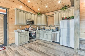 House (2 Bedrooms) | Private kitchen | Microwave, oven, stovetop, dishwasher - Smoky Mountain Hideaway w/ Hot Tub, Deck & Views! (Gatlinburg)