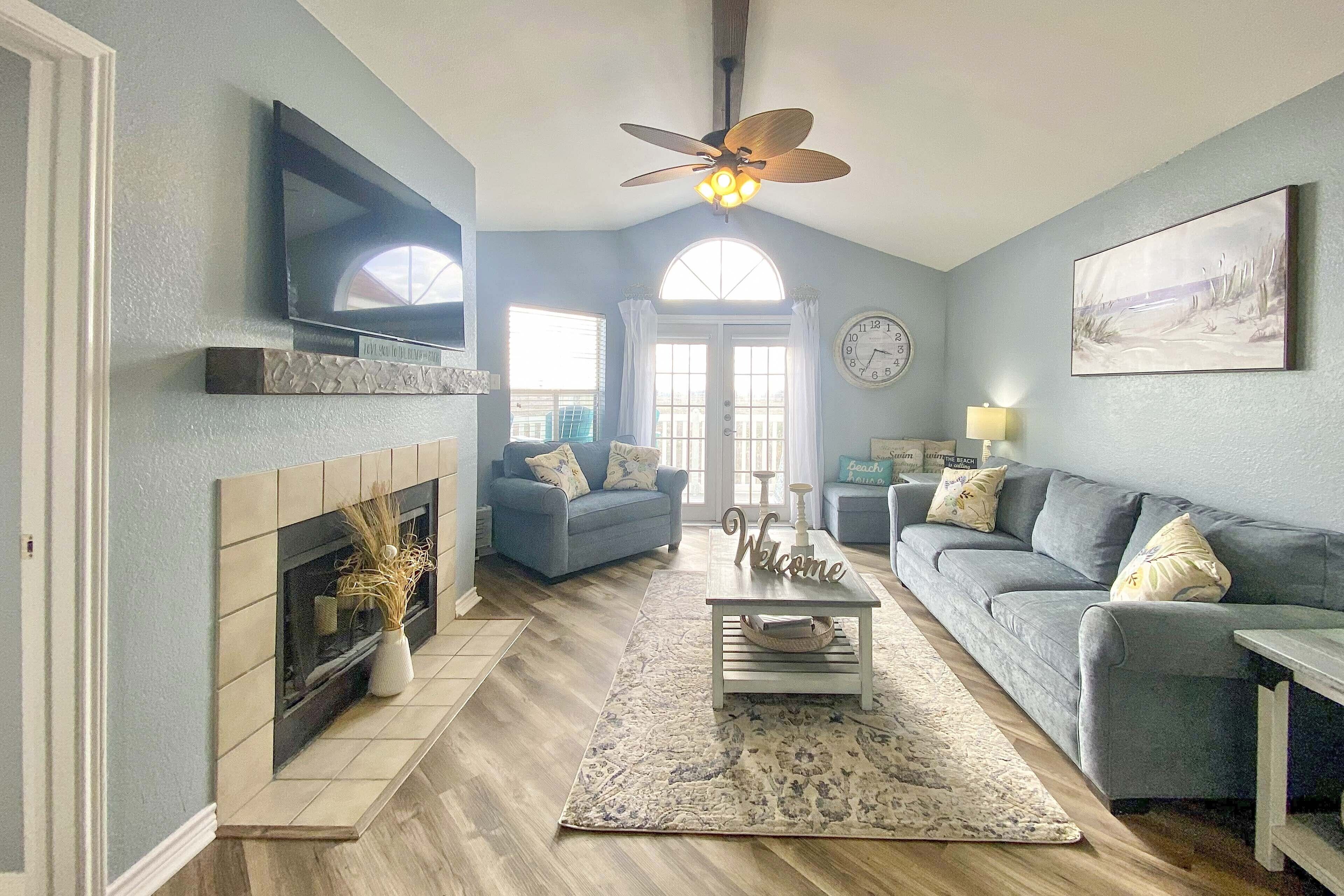 Appartement (2 Bedrooms) | Aire de séjour | Téléviseur, foyer