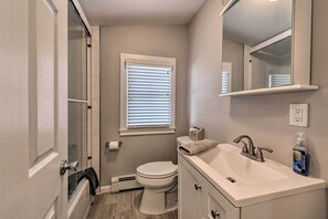 Cottage (3 Bedrooms) | Bathroom | Bathtub - Gulf Coast Cottage - Walk to Beach & Boardwalk! (Point Pleasant Beach)