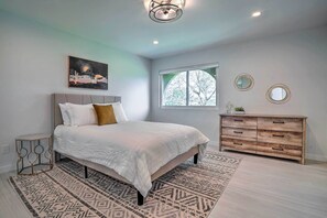 2 soverom, strykejern/-brett, barnesenger (inkludert) og sengetøy