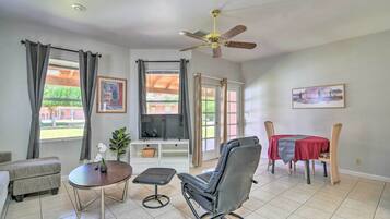 Apartment (1 Bedroom) | Living area | TV, books