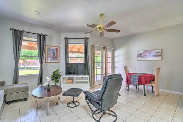 Apartment (1 Bedroom) | Living area | TV, books