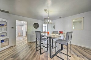 House (5 Bedrooms) | Interior