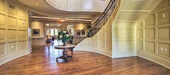 Walk to Pier & Golf: Heart of Harbour Town Condo