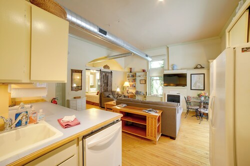 Charming Saugatuck Condo w/ Private Deck + Grill!