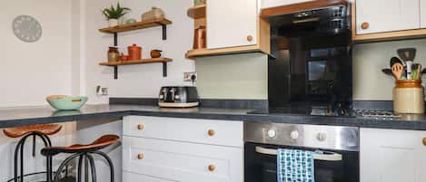 Refrigerador, lavavajillas, tetera/pava eléctrica, tostadora