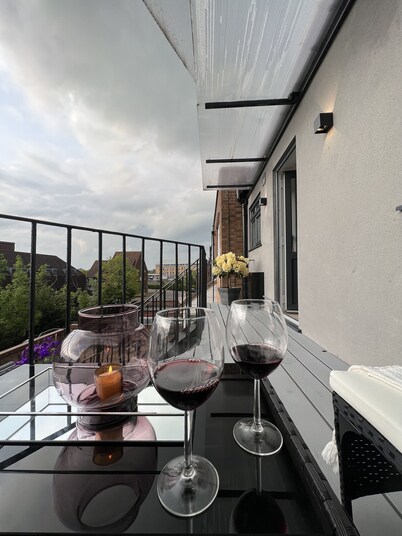 Entire 2 Bed Apartment With Balcony in Potters Bar