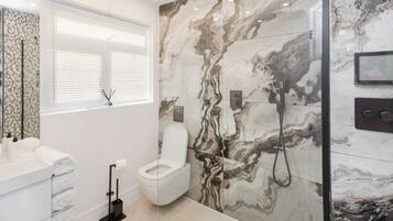 Separate bathtub and shower, deep-soaking bathtub, hair dryer