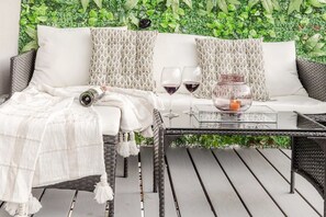 Property grounds - Entire 2 Bed Apartment With Balcony in Potters Bar (Potters Bar)