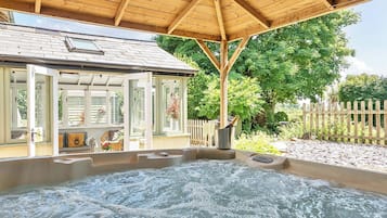 Cottage | Outdoor spa tub