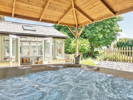 Bañera de hidromasaje exterior. 2 Pigsfoot Cottages