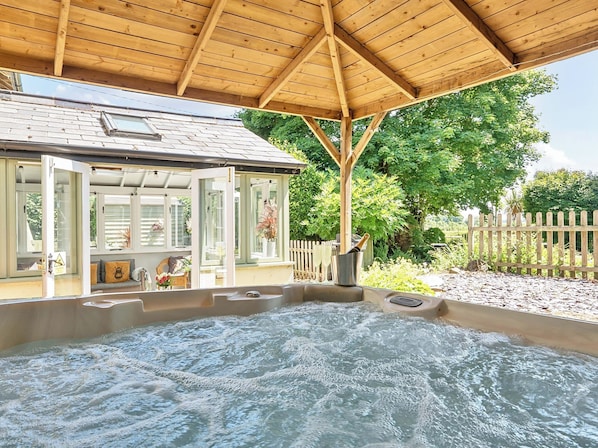 Cottage | Bathtub spa outdoor