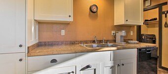 Updated Townhouse w/ Pergola, Walk to Downtown!