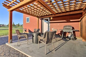 Apartment (2 Bedrooms) | Interior - Updated Townhouse w/ Pergola, Walk to Downtown! (Choteau)