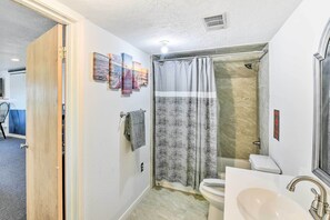 Villa (3 Bedrooms) | Bathroom - Relaxing Surfside Bunkhouse - Walk to the Beach! (Freeport)