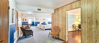 Relaxing Surfside Bunkhouse - Walk to the Beach!