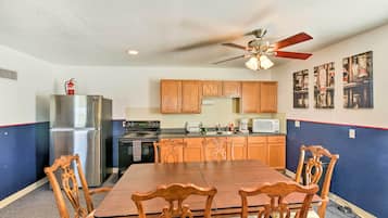 Microwave, oven, kompor, dan peralatan masak/sendok-piring