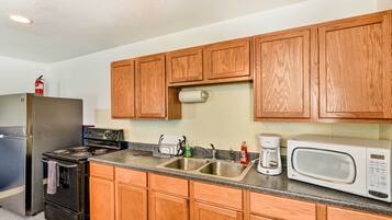 微波爐、烤箱、爐台、鍋具/餐盤/廚房用品