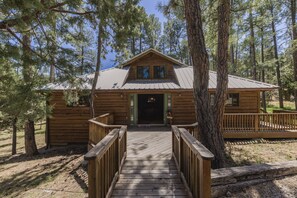 Exterior - Well-appointed Alto Cabin w/ Fire Pit & Pool Table (Alto)