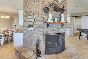 Interior - 3 Mi to Lake Havasu: Family Home w/ Game Room (Lake Havasu City)
