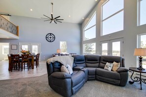 TV, books - Stunning Show Low Retreat w/ Beautiful Views! (Show Low)