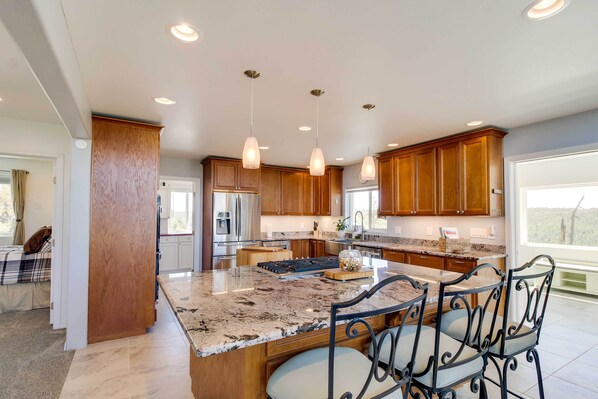 Microondas, horno, placa de cocina y lavavajillas