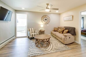 TV, books - Stunning Show Low Retreat w/ Beautiful Views! (Show Low)