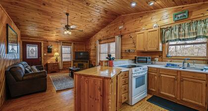 Bryson City Cabin w/ Hot Tub, Views & Pool Table!