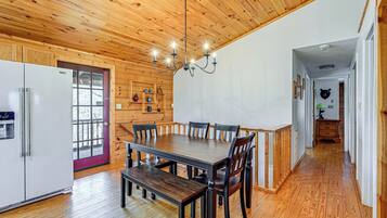 House (3 Bedrooms) | Interior