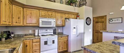 House (3 Bedrooms) | Private kitchen | Microwave, oven, stovetop, dishwasher